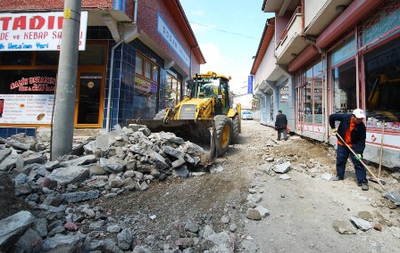 Çubuk’ta Çarşı Ara Sokaklarda Asfalt Yol Çalışması