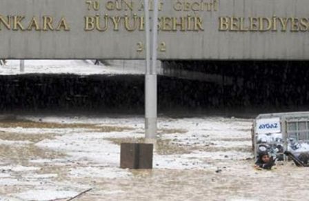 Sağanak Yağış ve Sert Rüzgar Hayatı Felç Etti